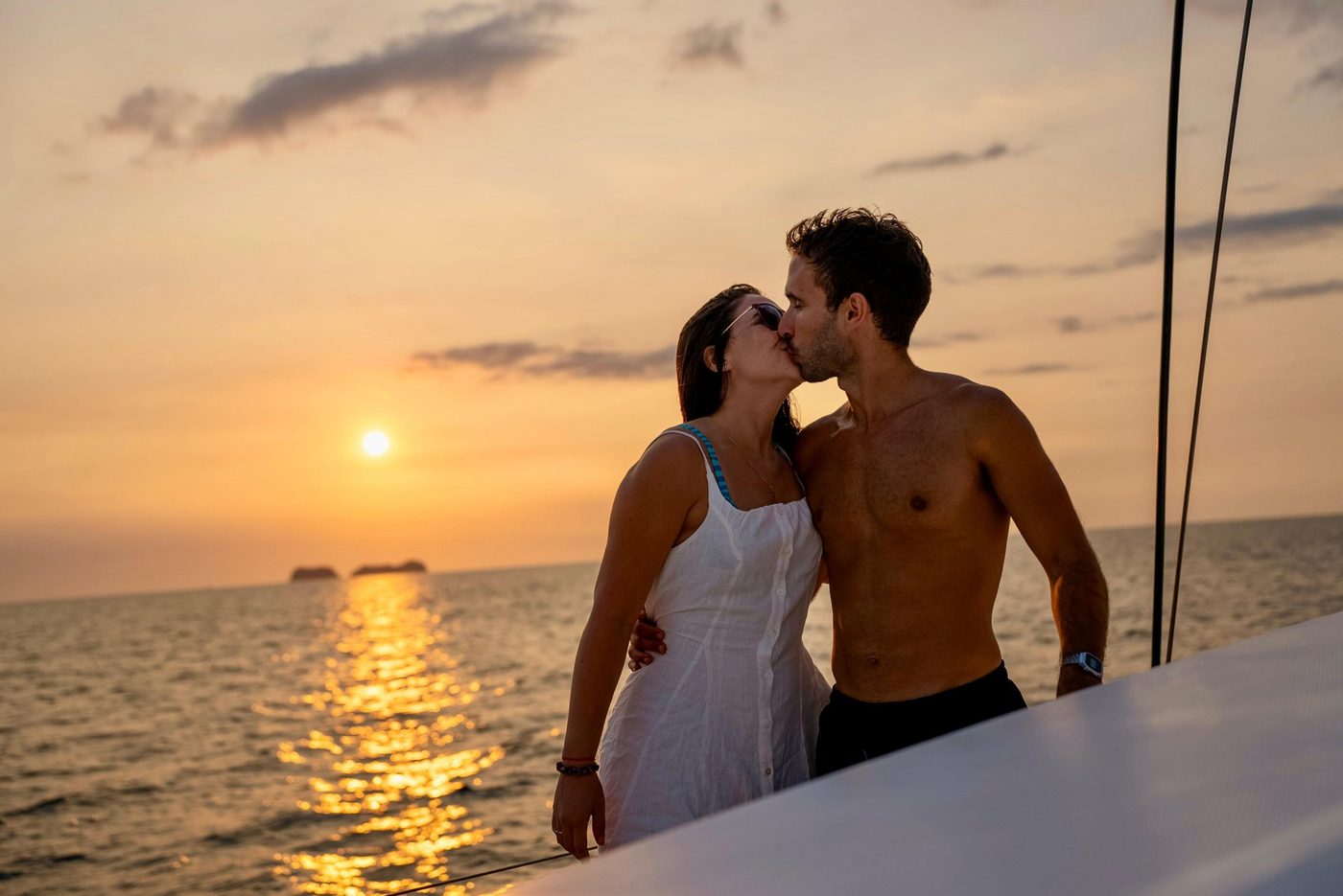 Beso al atardecer en el velero